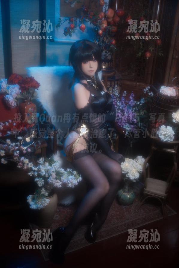 Quan冉有点饿 投入到Quan冉有点饿的“PA15”写真中,感觉整个人都被治愈了,尽管小肚子在抗议。