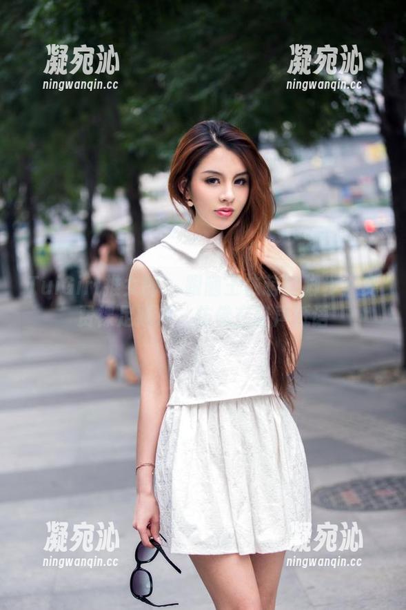 TuiGirl推女郎-王依萌 TuiGirl推女郎 - 跟随王依萌的脚步:免费裸足照片,仿佛在轻声低语