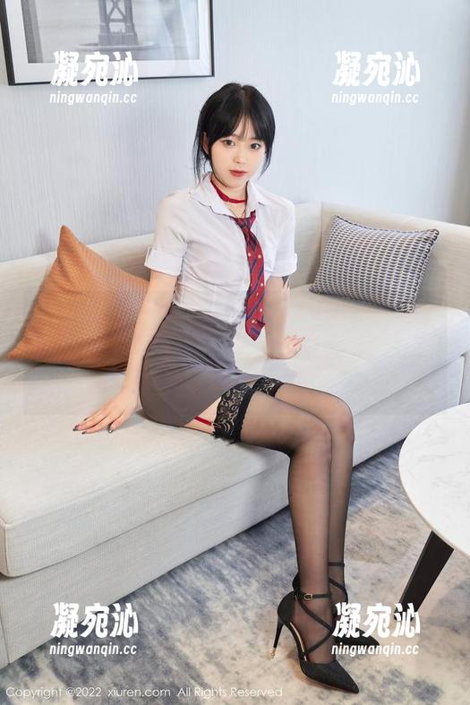 Xiuren秀人网-e宝小野猫 Xiuren秀人网 - 如果美脚是一种艺术,原图和图包里的e宝小野猫就是那个天才画家!