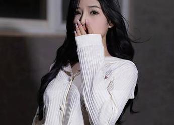 Xiuren秀人网 – 泳装与月光：月酱儿作品里的不经意风情