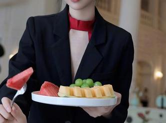 Xiuren秀人网 – 李七喜的人生哲学：穿吊带，方能如风！这套图了解一下，下载不亏！