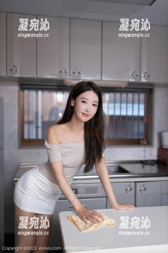 Xiuren秀人网-白微Sera Xiuren秀人网 - 白微Sera的写真运动:这才是我在网盘里找的运动鞋!