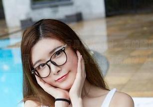YouWu尤物馆 – 艾小青的写真让人想问：我的腿也能这样纤细吗？网袜和翘臀的组合让我有点心动啊！