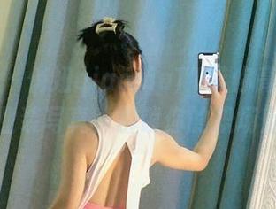 微密圈 – 俏妞qiaoniuTT带你高效办公：职业装写真，解锁你的职场魅力！