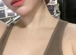 微密圈 – 奶宝妹纸最新发布：谁说美脚只属于神话？
