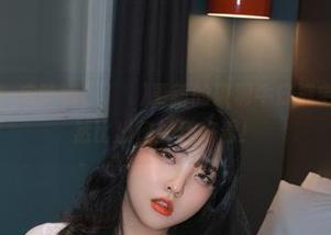 快来围观！宋哈娜(송하나)更新的破洞牛仔裤宅家照，竟然比出门的还好看！