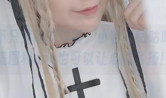 圣诞不只是吃吃喝喝，小容仔咕咕咕w的美图和cos也可以让心情飞扬！