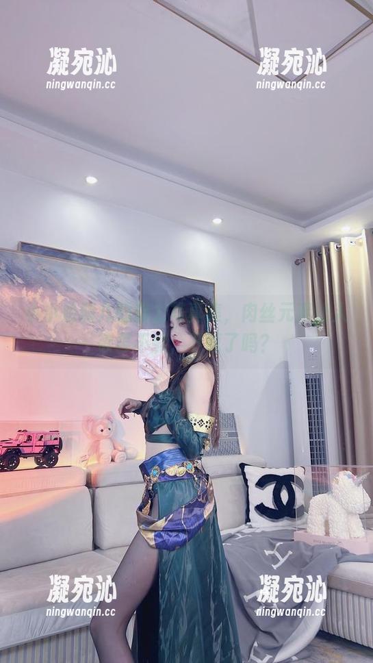 小小奶瓶儿 小小奶瓶儿的魔力写真集,肉丝元素让人欲罢不能,下载了吗?