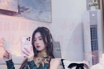 白色蕾丝缠绕的幻想，小小奶瓶儿的美图让人沉醉，下载一份吧！