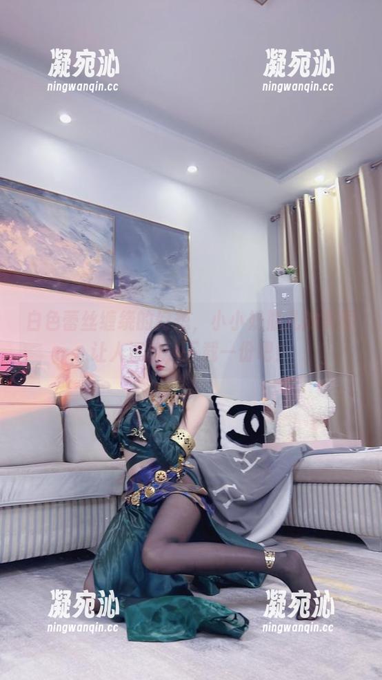 白色蕾丝缠绕的幻想，小小奶瓶儿的美图让人沉醉，下载一份吧！