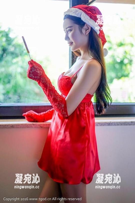 推女神 - 莫雅淇比基尼合集又更新了，看看她是如何在沙滩上‘散发魅力’的！
