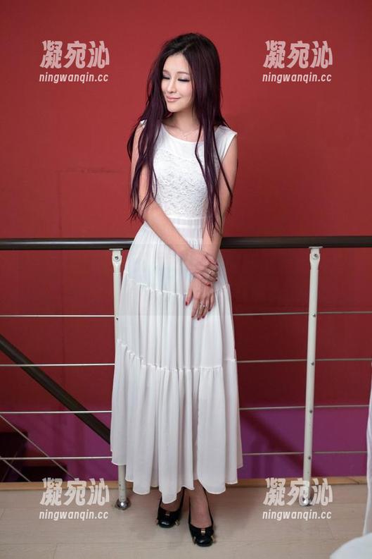 推女郎 - 王李丹尼的黑丝福利展，图集中究竟有多少惊喜藏着呢？