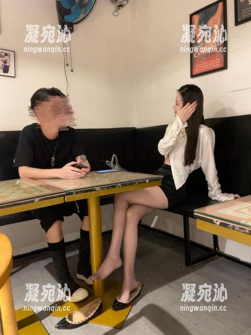 微密圈 - 是小逗逗最新图包，JK风遇见颠覆，想看看吗？