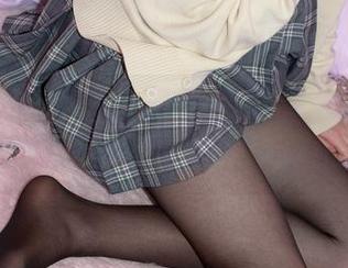 森萝财团 – 私拍小奶糕Milky：双马尾美少女，白丝我忍不住想多看几遍…
