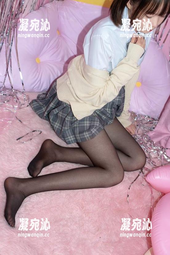 森萝财团 - 私拍小奶糕Milky：双马尾美少女，白丝我忍不住想多看几遍…