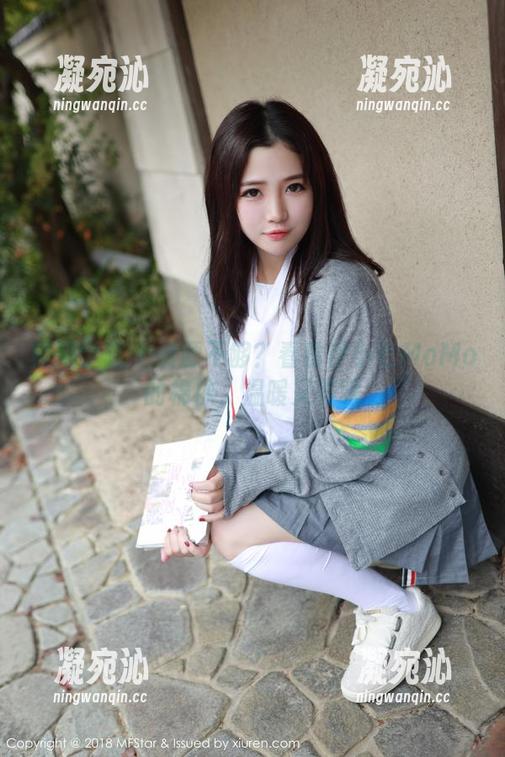 模范学院-伊小七MoMo 模范学院 - 资源不够?看看伊小七MoMo的棉袜,温暖又养眼