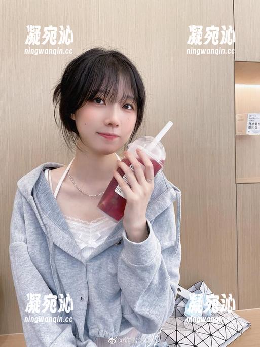 炸酱沐沐 最新!炸酱沐沐的连体衣cos,果然传说中的‘大长腿’!