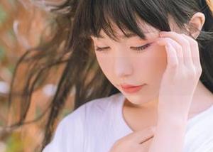 爆机少女喵小吉的灰丝写真，勇敢迎接高清时刻的厚重与轻盈