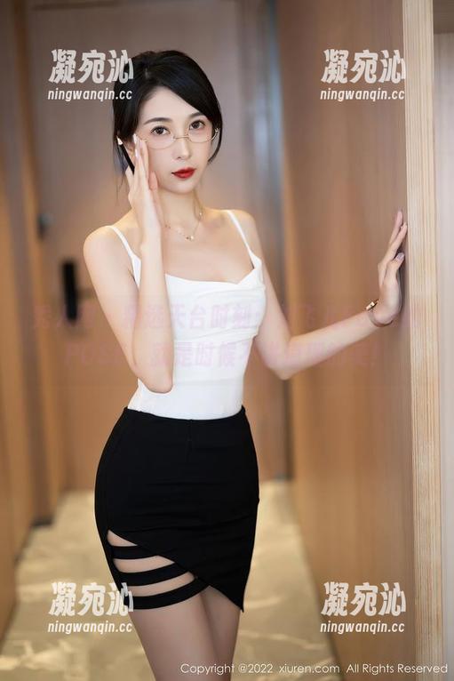 秀人网-刘飞儿Faye 秀人网 - 精选天台时刻:刘飞儿Faye的POSE,就是时候不讲道理的美!