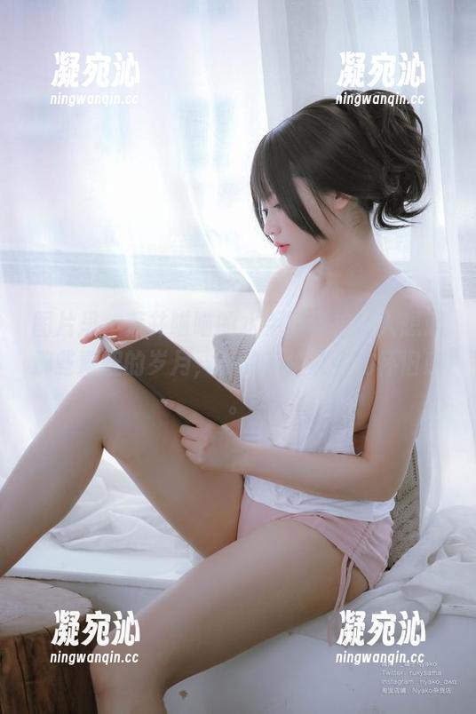 荒井喵喵 图片里,荒井喵喵的水手服自拍让人想起那些青涩的岁月,真的有种莫名的怀旧感。