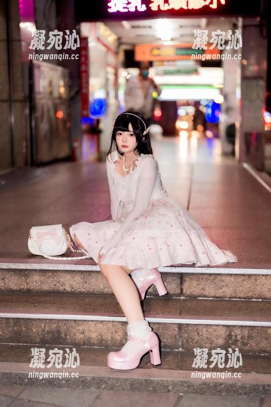 落落Raku 这一套全套网袜写真,落落Raku真的把‘调皮’演绎得淋漓尽致