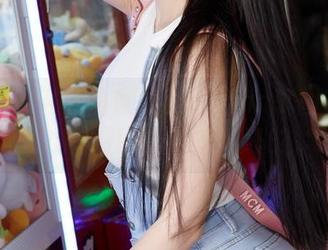 蜜桃社 – 私拍瑜伽挑战：Gina试图在倒立的瞬间找到人生的意义？