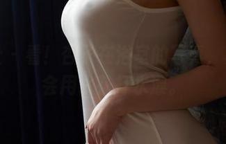 蜜桃社 – 看！杏子在浴室的写真，真的很会用水花打水漂。
