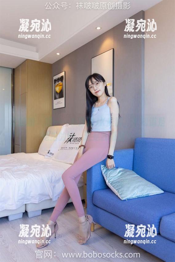 袜啵啵-小淳 袜啵啵 - 唔……小淳的JK美图,不知道是她拍的好,还是我眼拙?