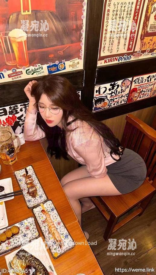 微密圈 - 下载轩子巨二兔的御姐写真集，面部表情由惊讶转为‘OMG’！