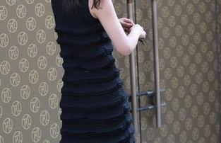 魔镜街拍 – 黑丝美腿和白色吊带连衣裙的浪漫合集，婷婷真是用心良苦啊！