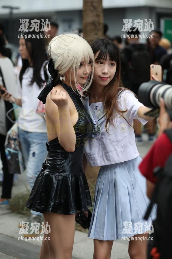 魔镜街拍 魔镜街拍:绿色包臀短裙和长腿,整个人似乎都在这图库里慢慢展开,要不要一起分享?